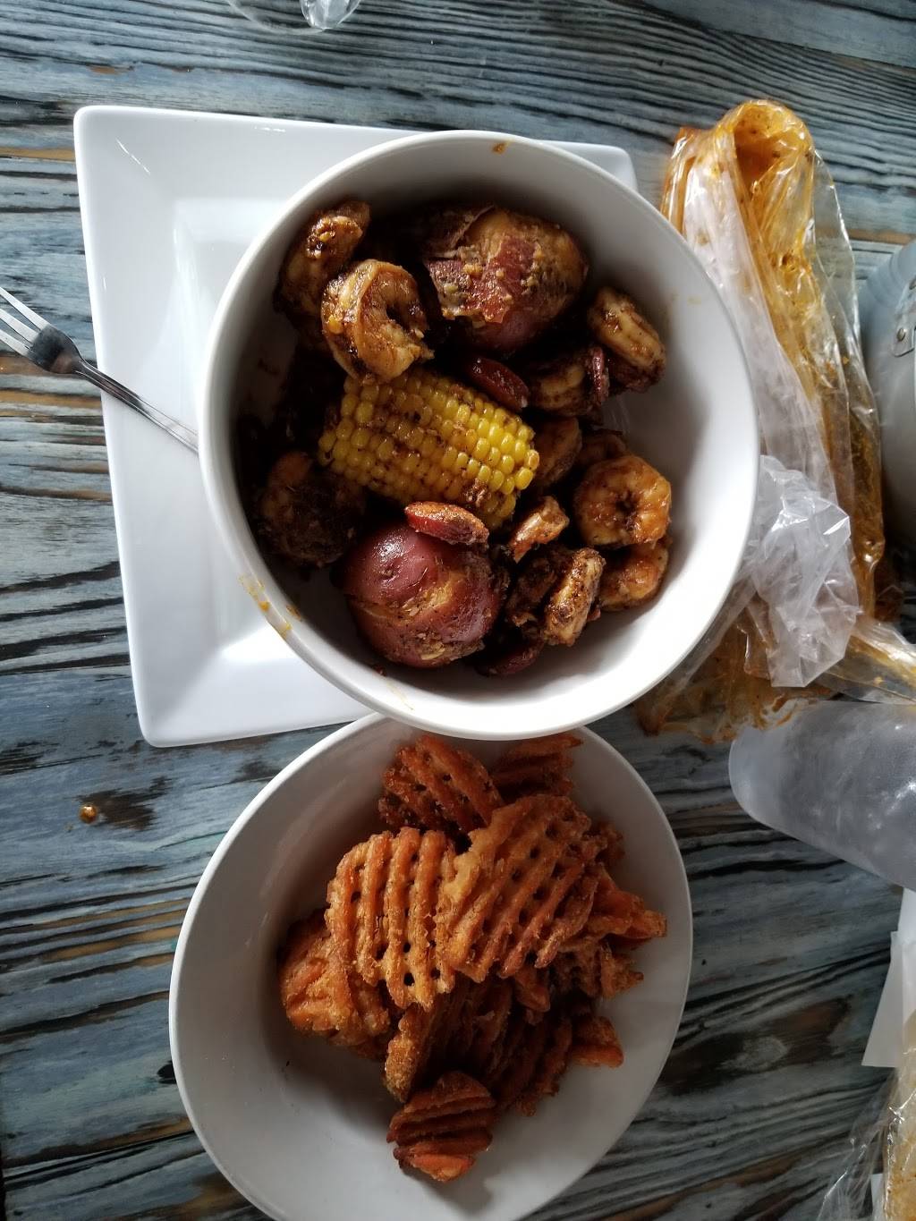 The Beach Tiki Bar & Boil | restaurant | 142 E Walled Lake Dr, Walled Lake, MI 48390, USA | 2486693322 OR +1 248-669-3322