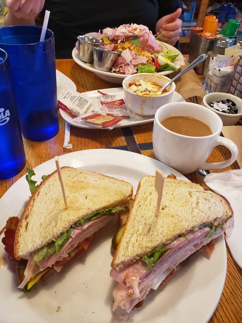 Saras Family Restaurant | restaurant | 5792 Coventry Ln, Fort Wayne, IN 46804, USA | 2604364185 OR +1 260-436-4185