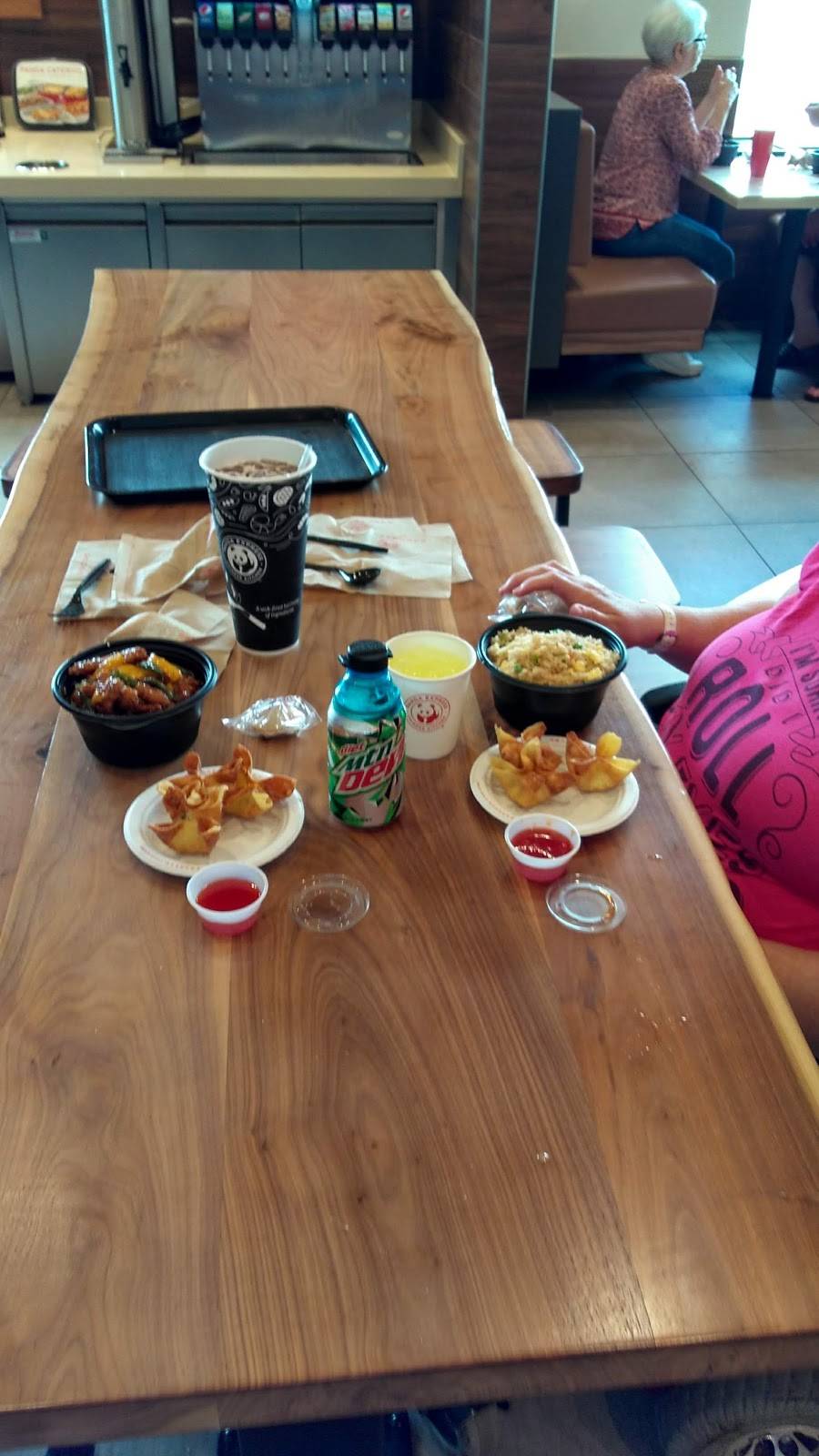 Panda Express | restaurant | 3714 39th Ave Dr, Moline, IL 61265, USA | 3097577627 OR +1 309-757-7627