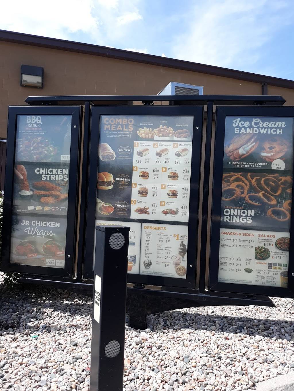 Runza Restaurant | restaurant | 900 Park Dr, Springfield, NE 68059, USA | 4022532303 OR +1 402-253-2303