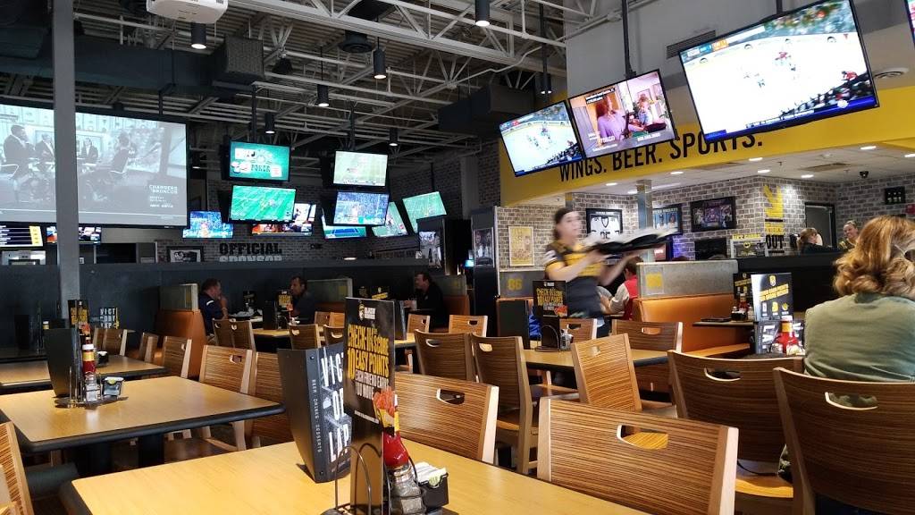 Buffalo Wild Wings | restaurant | 6544 Monona Dr, Monona, WI 53716, USA | 6082378686 OR +1 608-237-8686