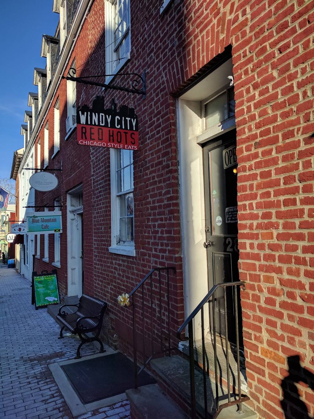 Windy City Red Hots | restaurant | 28 S King St, Leesburg, VA 20175, USA | 7036698606 OR +1 703-669-8606