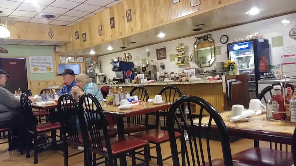 Town & Country Restaurant | restaurant | 17 N Ayer St, Harvard, IL 60033, USA | 8159436606 OR +1 815-943-6606