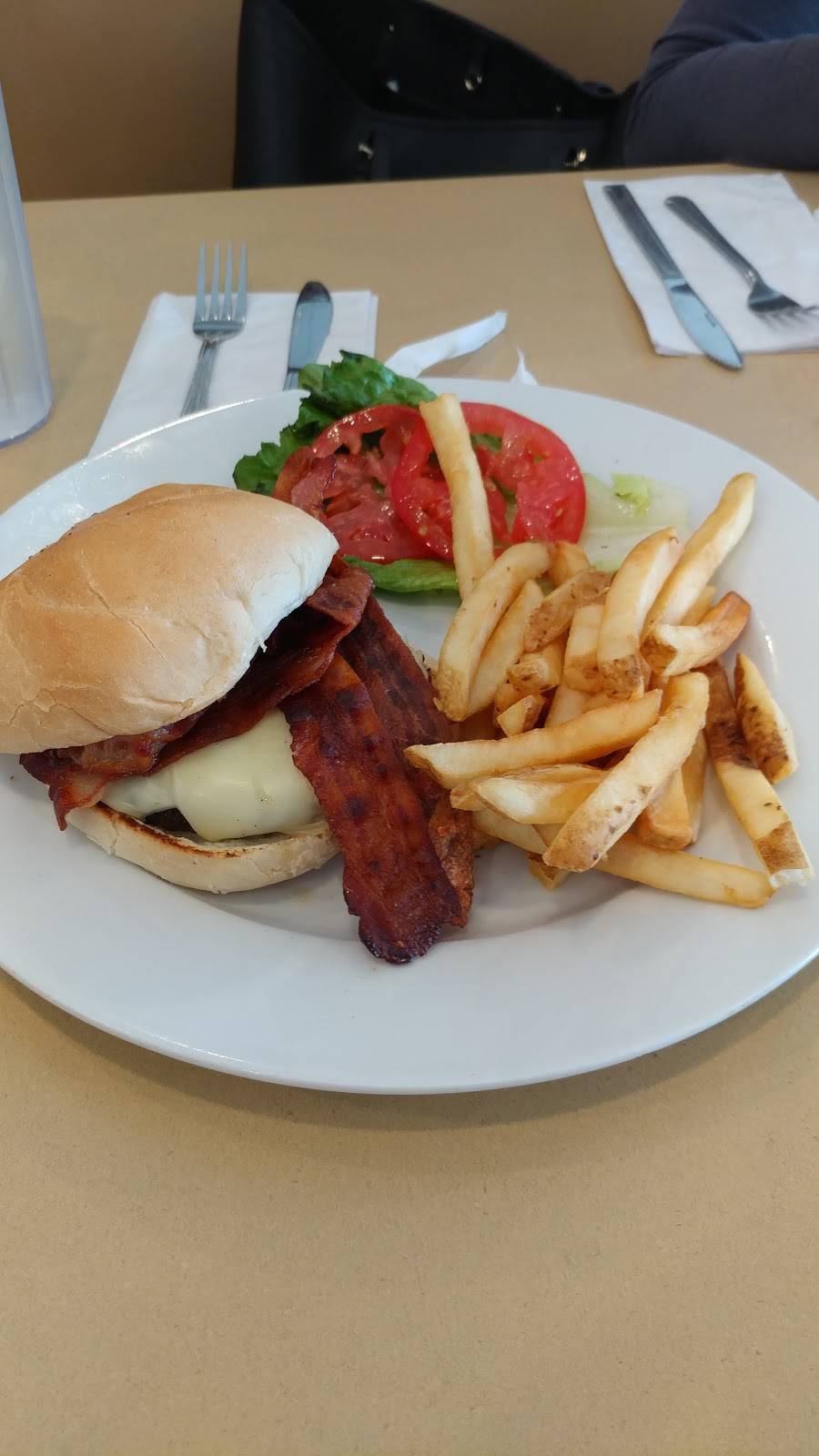 Newport Creamery | restaurant | Garden City Center, 100 Hillside Rd, Cranston, RI 02920, USA | 4019443397 OR +1 401-944-3397