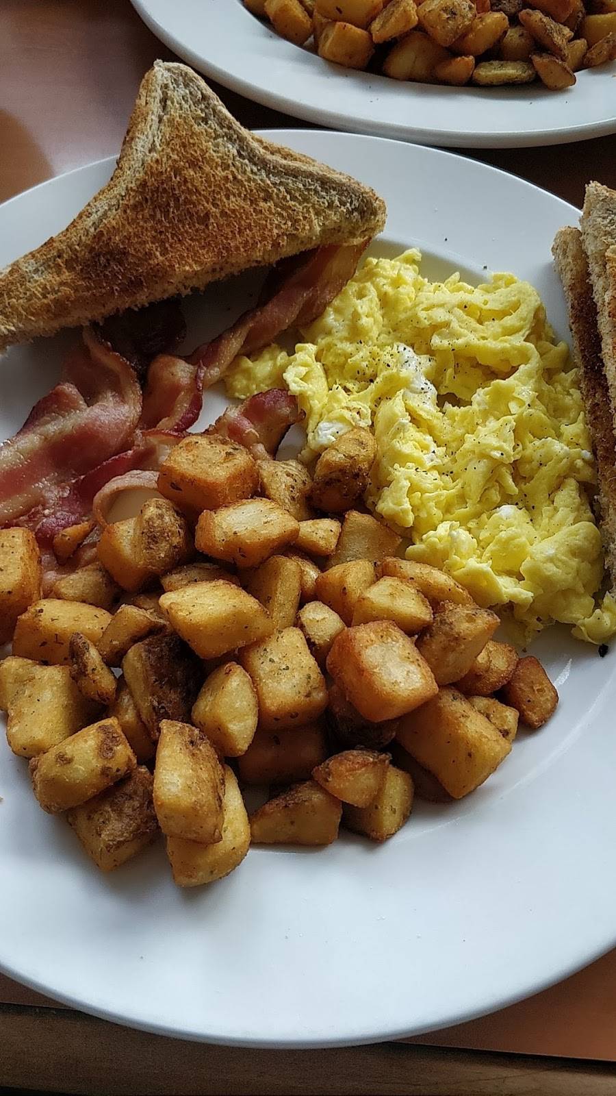 R Corner Diner | restaurant | 2386 Haines Rd, Mississauga, ON L4Y 1Y6, Canada | 9052680787 OR +1 905-268-0787