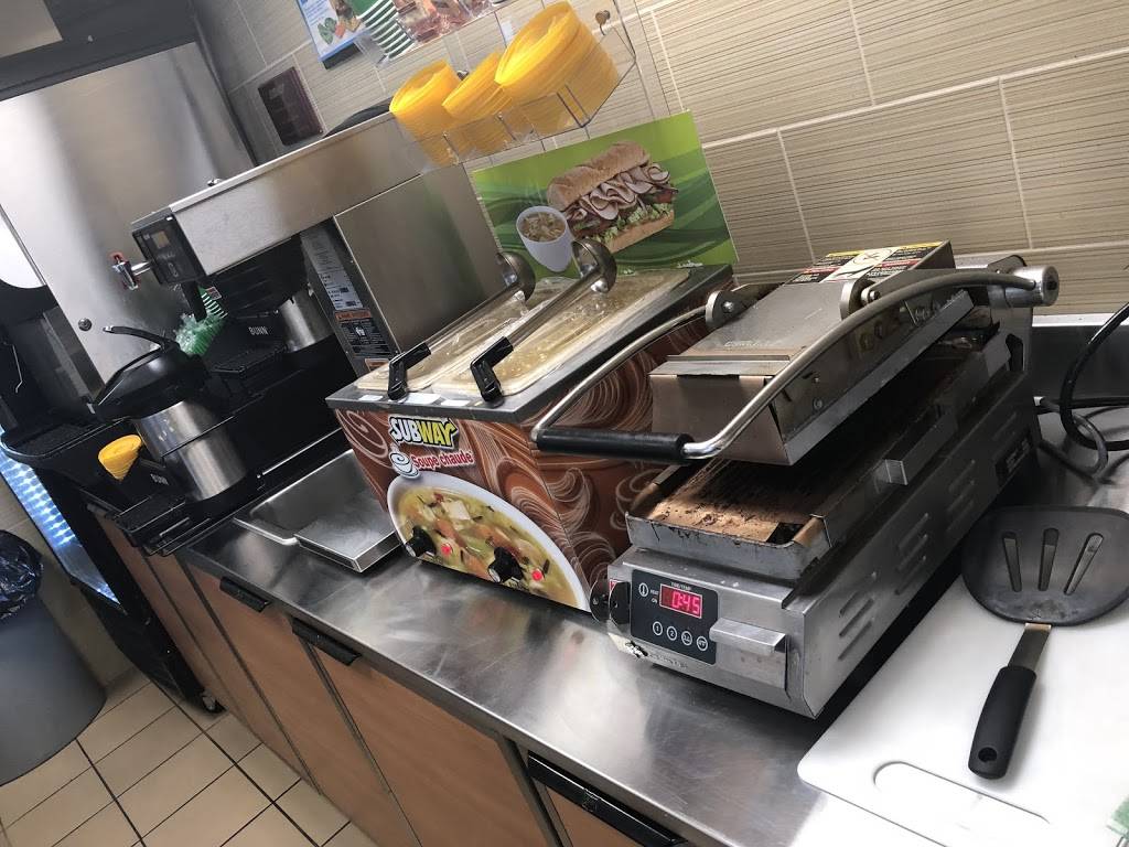 SUBWAY | restaurant | CSUM, Site Glen, Local DS 18064, 1001 Boulevard Décarie #114, Montréal, QC H4A 0A5, Canada | 5149332090 OR +1 514-933-2090