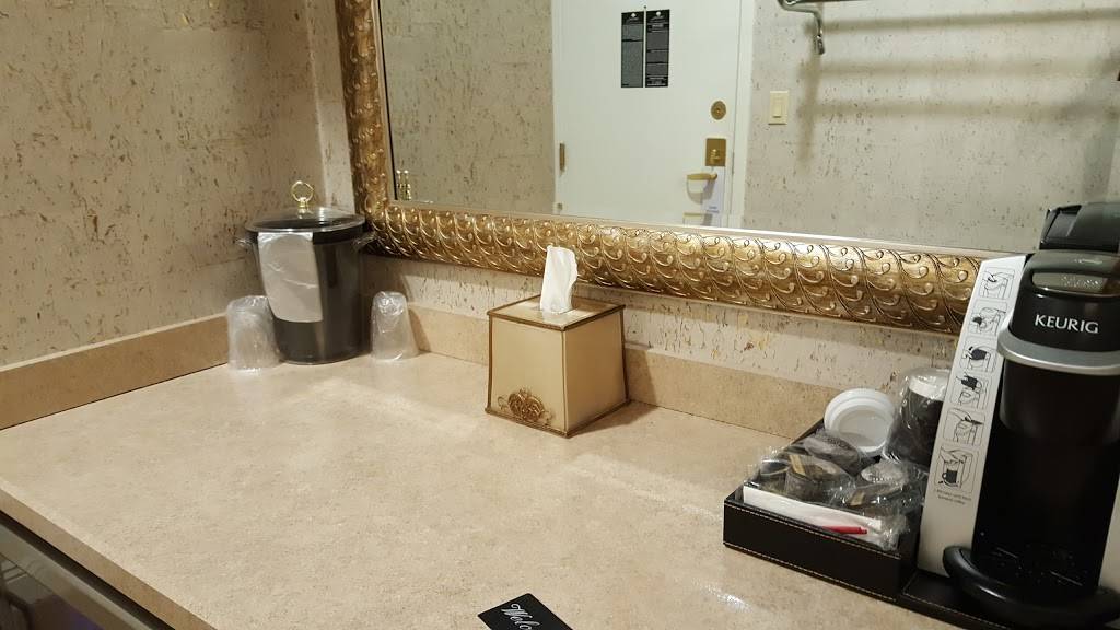 The Avalon Inn | restaurant | 9519 E Market St, Warren, OH 44484, USA | 3308561900 OR +1 330-856-1900