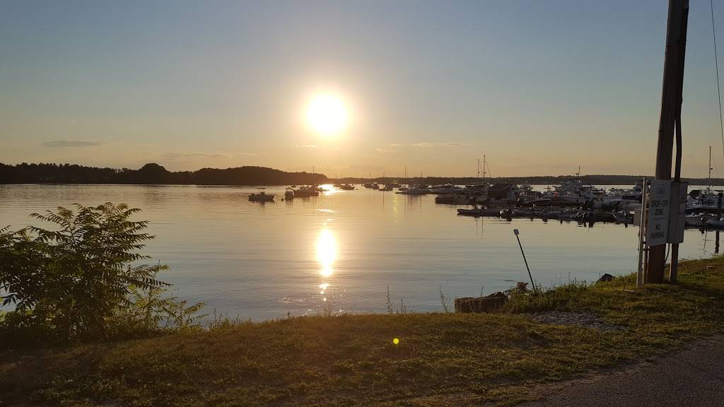 Lexies Landing | restaurant | 61 Beane Ln, Newington, NH 03805, USA | 6038154181 OR +1 603-815-4181