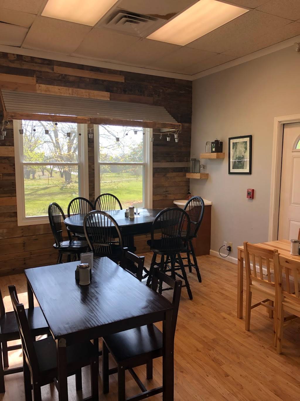 Annas Place | restaurant | 10380 Holtville Rd, Deatsville, AL 36022, USA | 3345434331 OR +1 334-543-4331