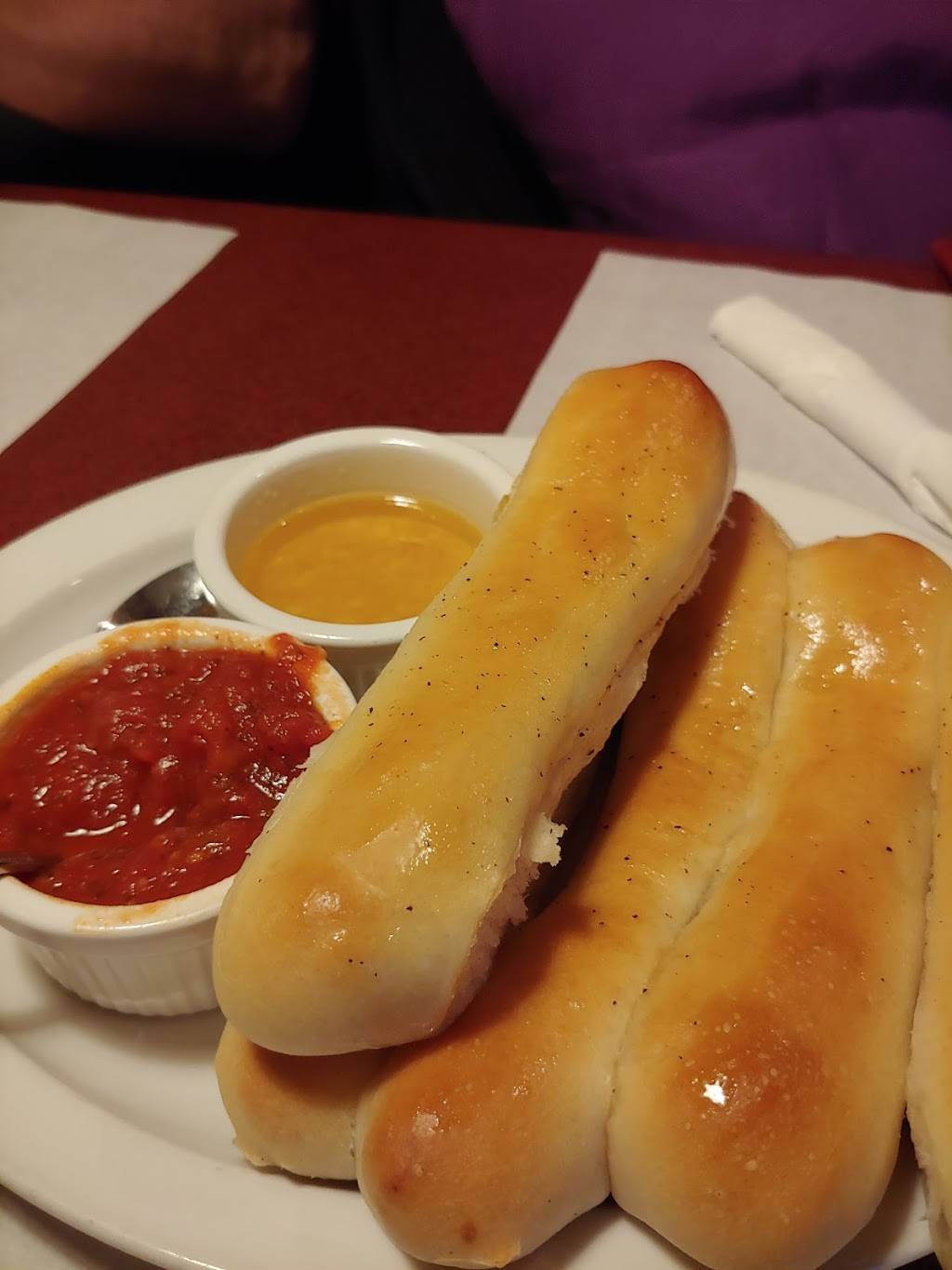 Ginos Italian | restaurant | 584 W Johnson St, Fond du Lac, WI 54935, USA | 9209069999 OR +1 920-906-9999