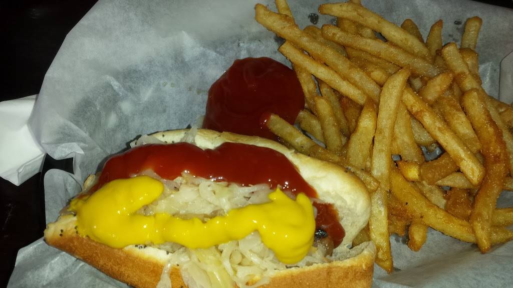 Sports Corner Bar & Grill | restaurant | 956 W Addison St, Chicago, IL 60613, USA | 7739291441 OR +1 773-929-1441