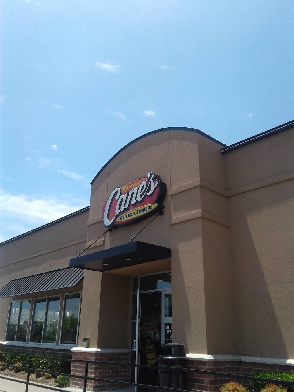 Raising Canes Chicken Fingers | meal takeaway | 1225 E 2nd St, Edmond, OK 73034, USA | 4058444192 OR +1 405-844-4192
