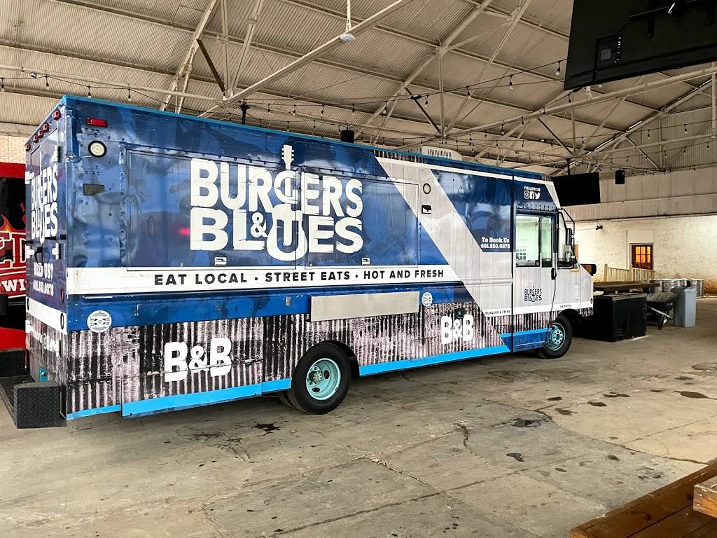 Burgers Blues Barbecue | restaurant | 168 W Government St, Brandon, MS 39042, USA | 6018292500 OR +1 601-829-2500