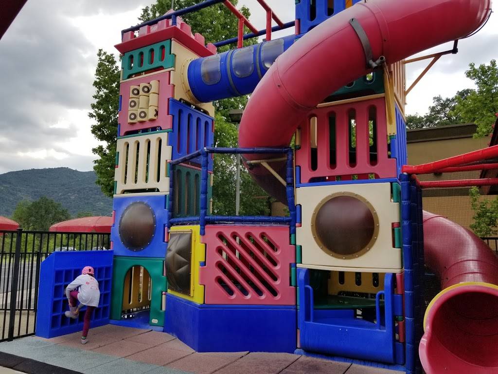 Carls Jr. | restaurant | 40242 CA-41, Oakhurst, CA 93644, USA | 5596588878 OR +1 559-658-8878