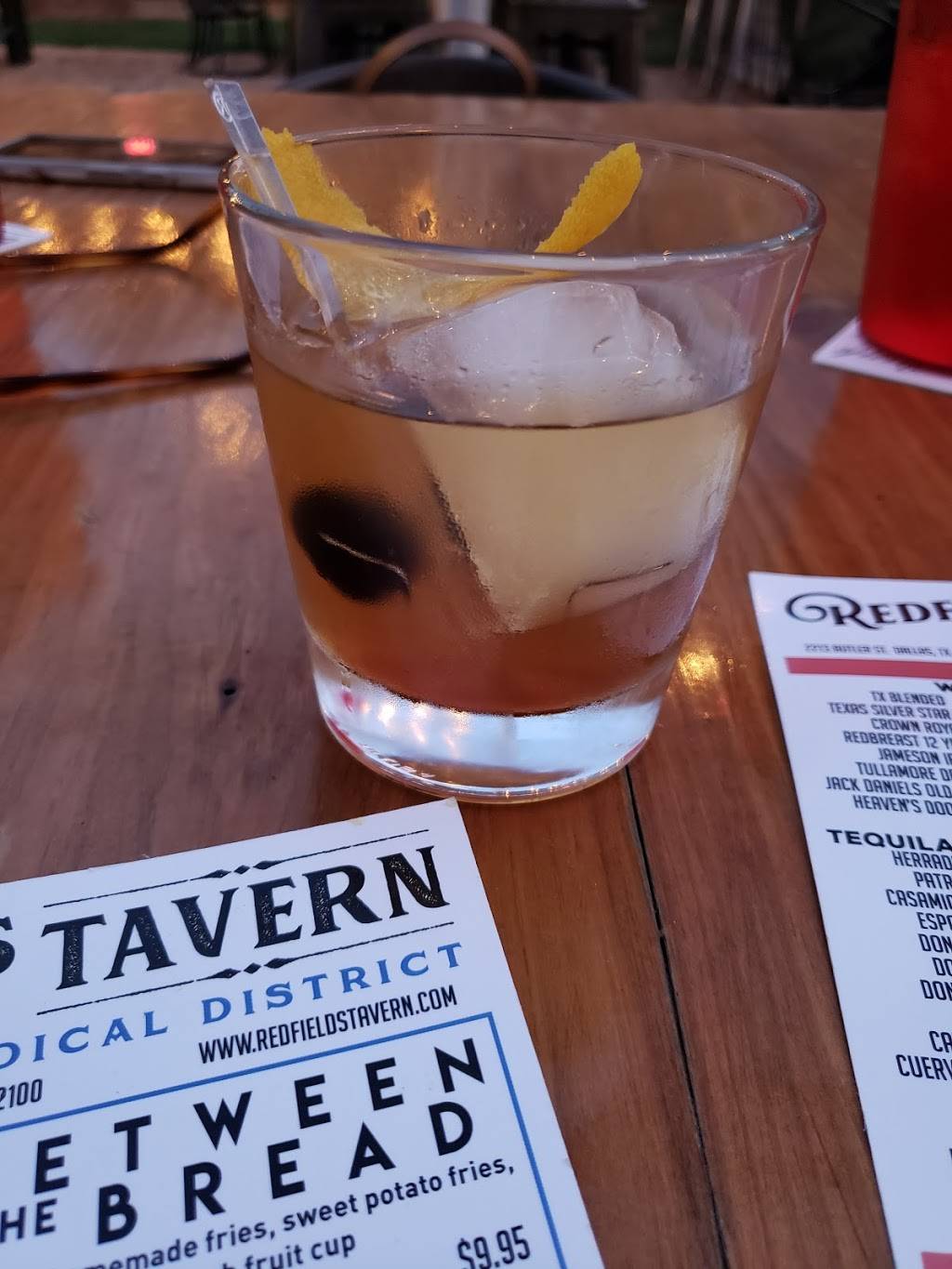 Redfields Tavern | restaurant | 2213 Butler St, Dallas, TX 75235, USA | 2144772100 OR +1 214-477-2100