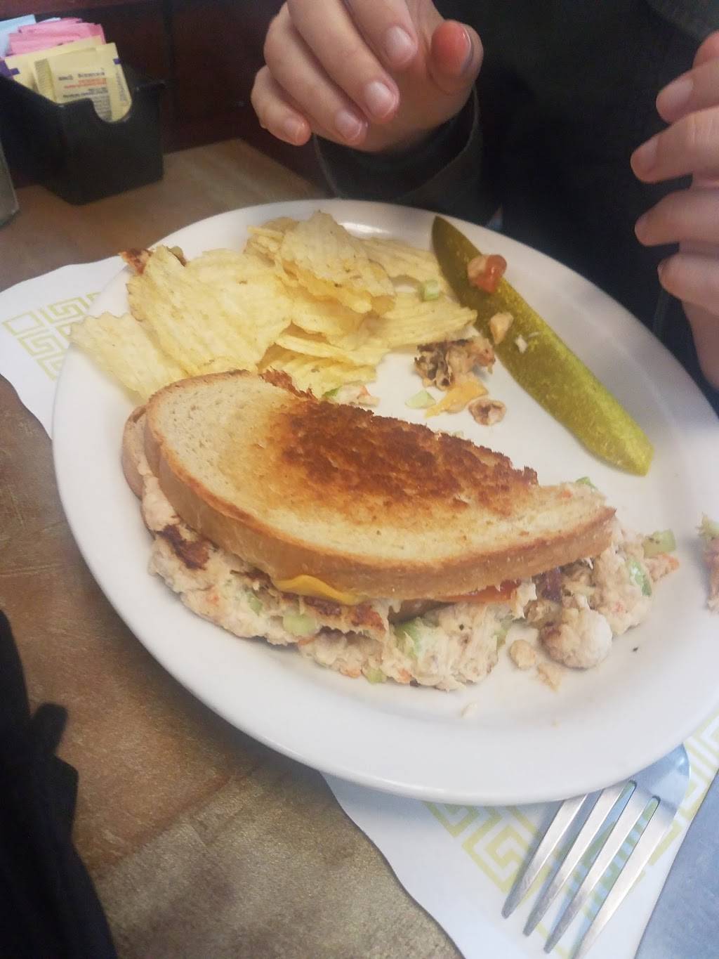 The Gavel Grill | restaurant | 9 Hyatt St, Staten Island, NY 10301, USA | 7188769596 OR +1 718-876-9596