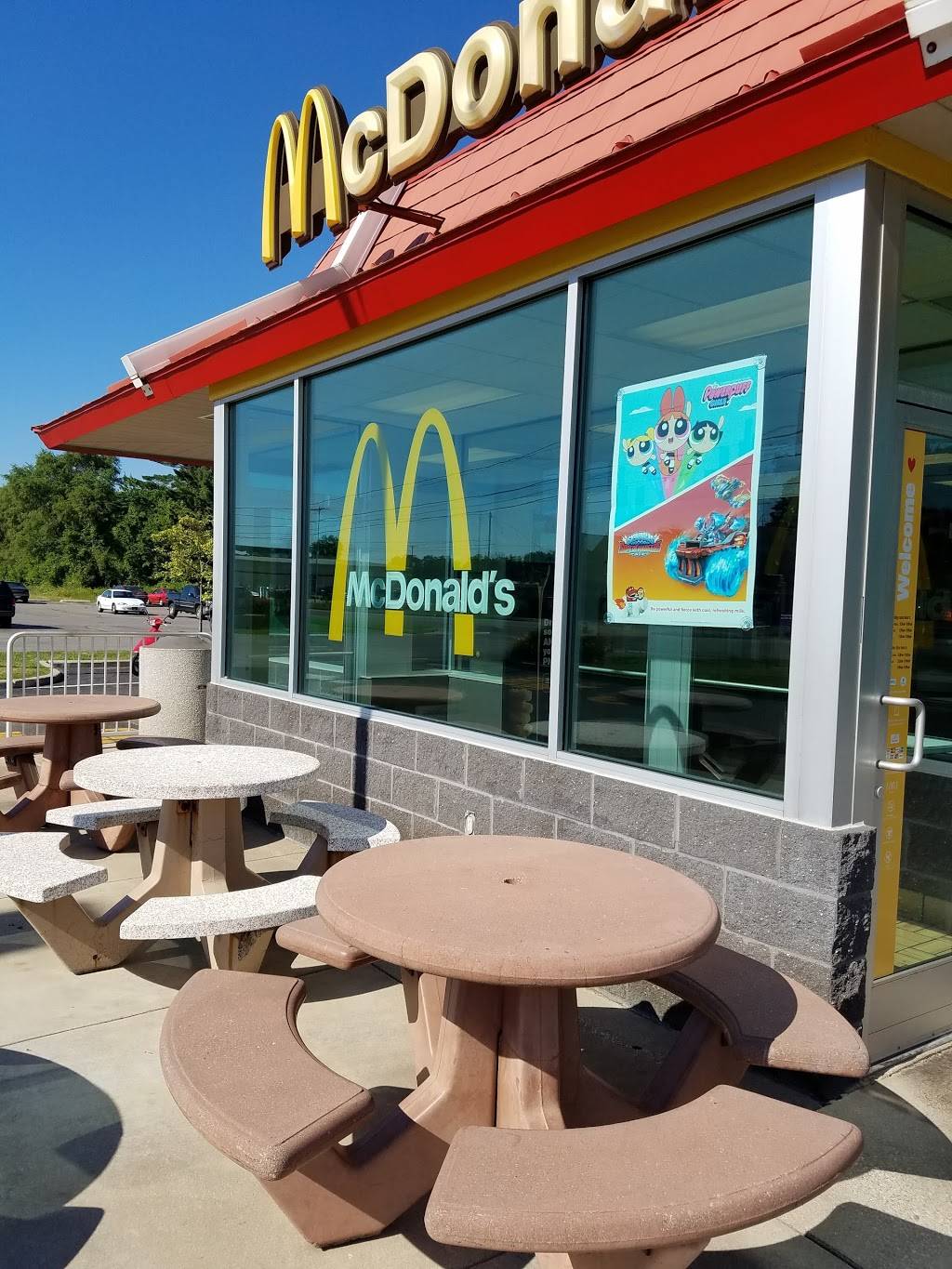 McDonalds | cafe | 6564 Airline Rd, Fruitport, MI 49415, USA | 2318658449 OR +1 231-865-8449