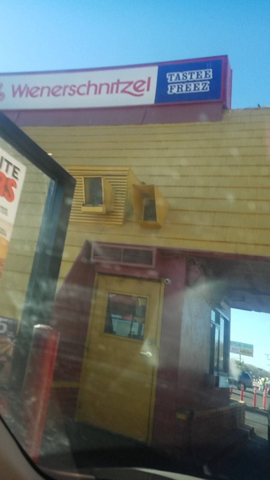 Wienerschnitzel | restaurant | 601 W Ave J, Lancaster, CA 93534, USA | 6619514622 OR +1 661-951-4622