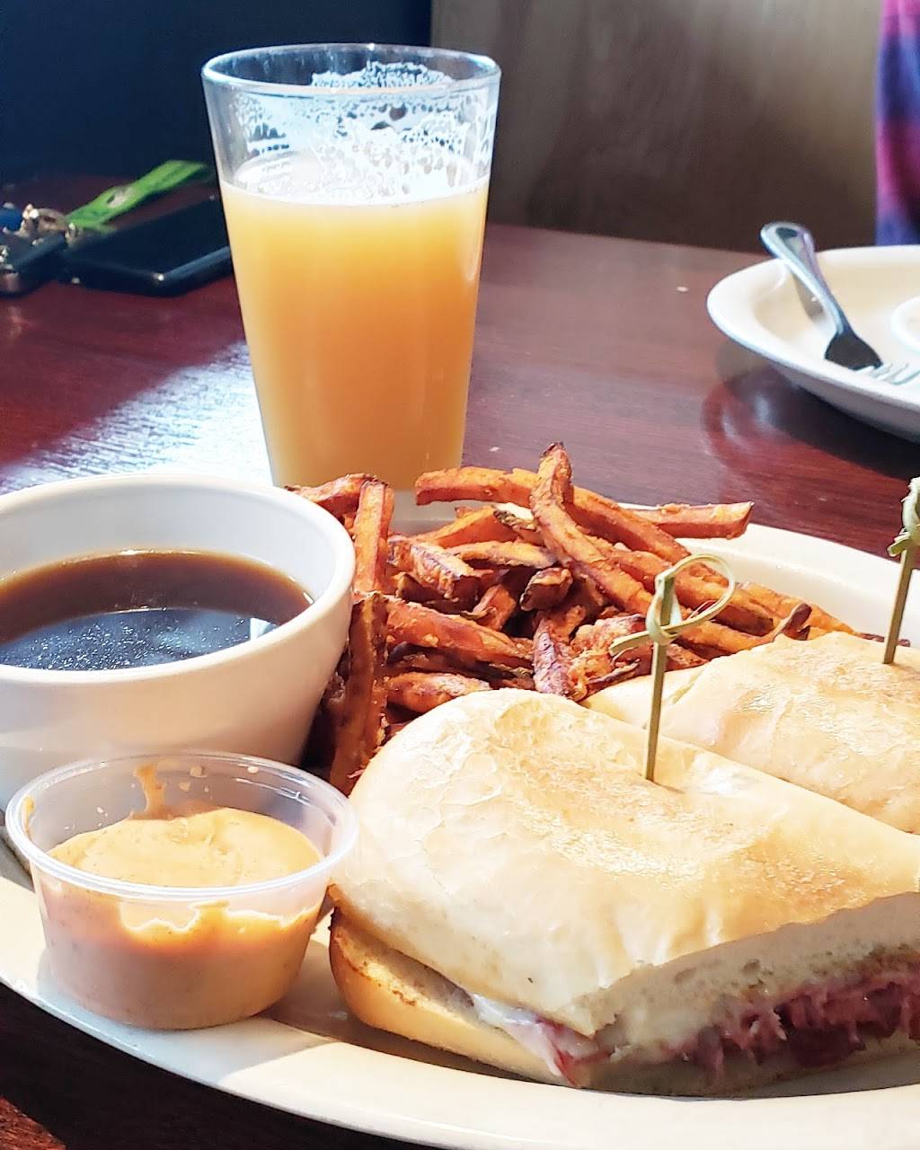 Madrona Arms | restaurant | 1138 34th Ave, Seattle, WA 98122, USA | 2067395104 OR +1 206-739-5104