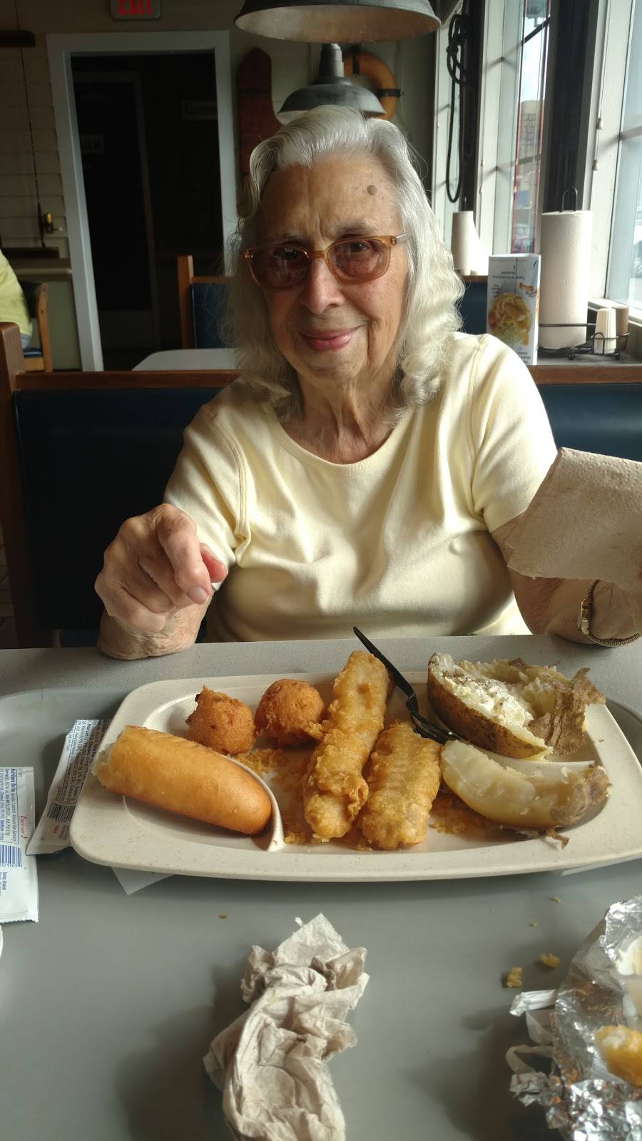 Captain Ds | restaurant | 114 Kanawha Blvd E, Charleston, WV 25301, USA | 3043425956 OR +1 304-342-5956