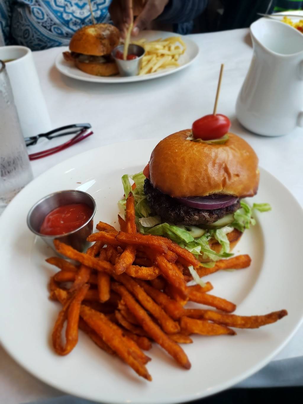 Cafe Deluxe | restaurant | 2201 M St NW, Washington, DC 20037, USA | 2025247815 OR +1 202-524-7815