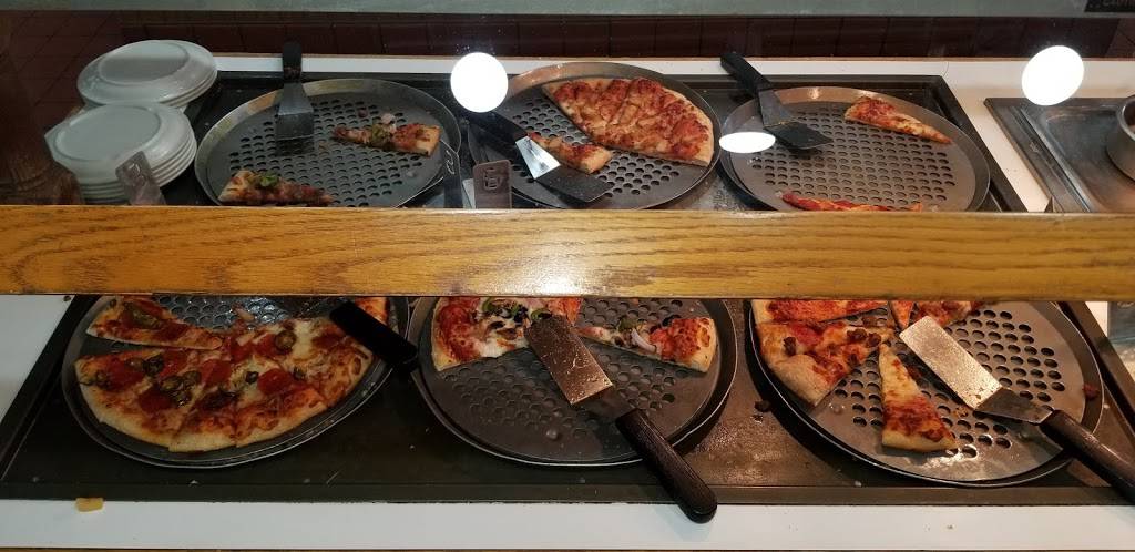 Pizza Hut | meal delivery | 2815 S 47th St, Kansas City, KS 66106, USA | 9132621851 OR +1 913-262-1851