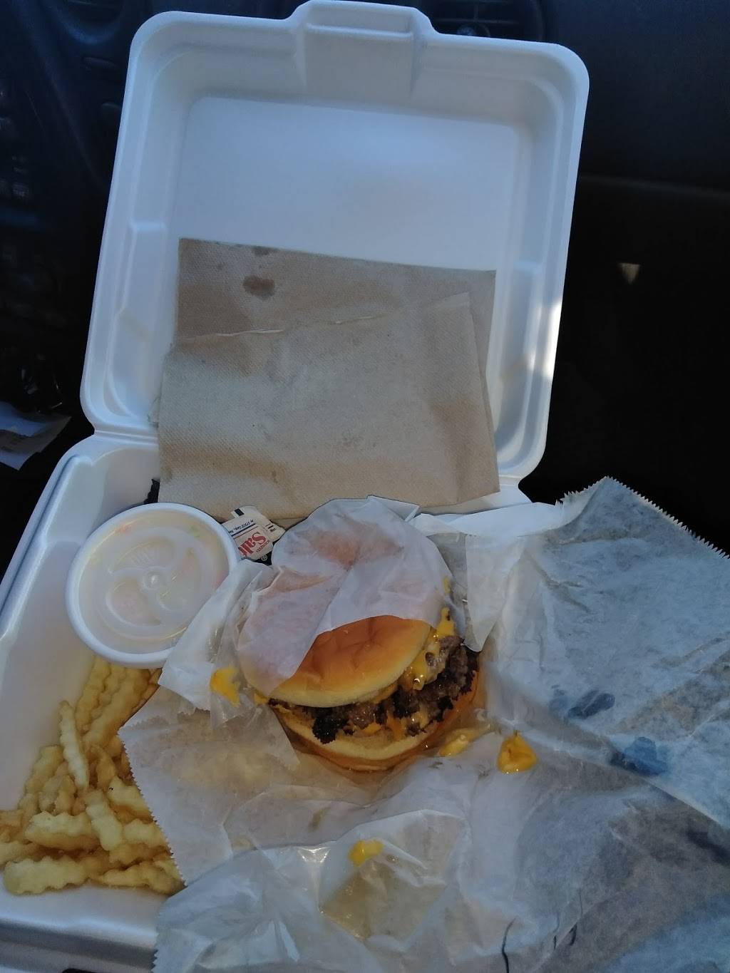 Bings Drive-In | restaurant | 3613 S Main St, Rockford, IL 61102, USA | 8159688663 OR +1 815-968-8663