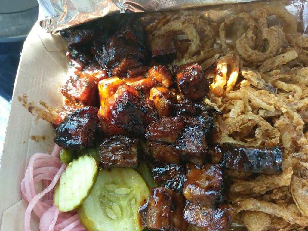 Famous Daves Bar-B-Que | restaurant | 1060 Corporate Dr, Westbury, NY 11590, USA | 5168327300 OR +1 516-832-7300