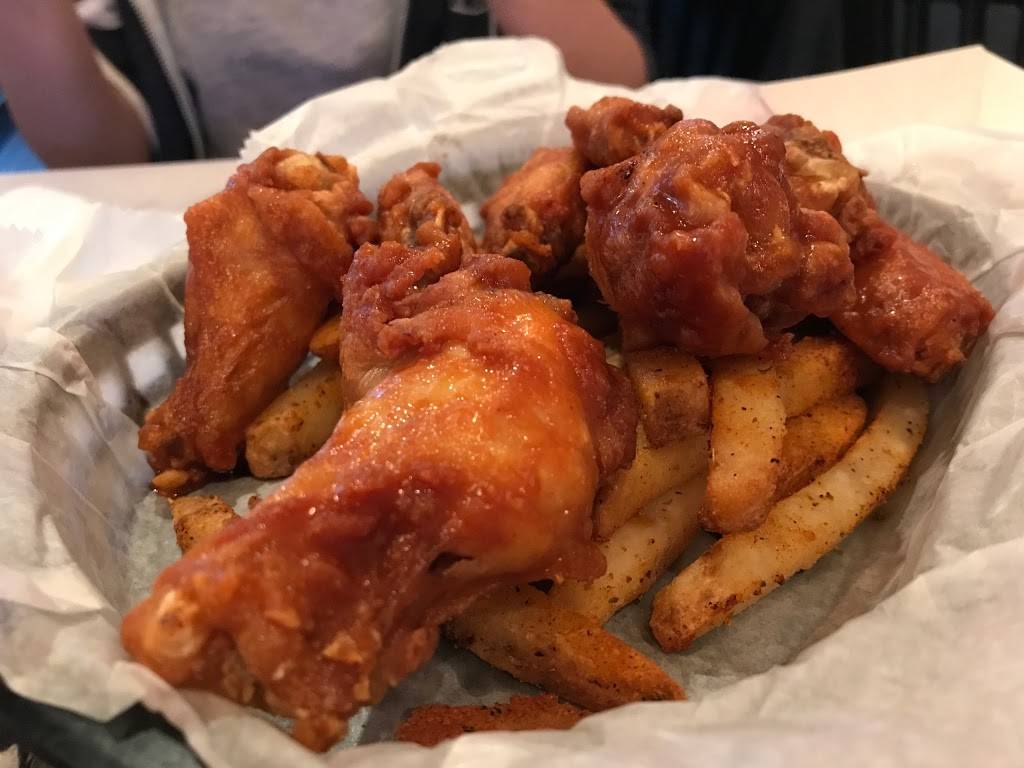 Holly Crab | restaurant | 1098 Commonwealth Avenue, Boston, MA 02215, USA | 6174875957 OR +1 617-487-5957