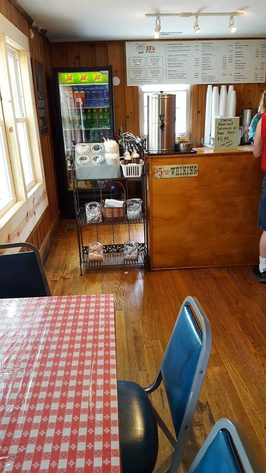 JJ’s Barbecue | restaurant | 900 Hatcher Ln, Columbia, TN 38401, USA | 9313813463 OR +1 931-381-3463