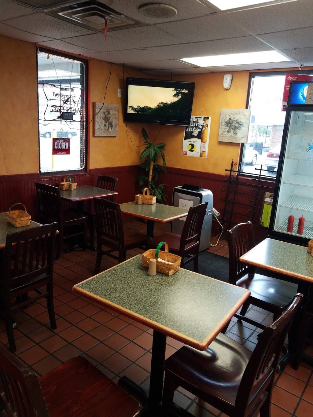 Hometown Gyros | restaurant | 2550 E Sauk Trail, Sauk Village, IL 60411, USA | 7087576864 OR +1 708-757-6864
