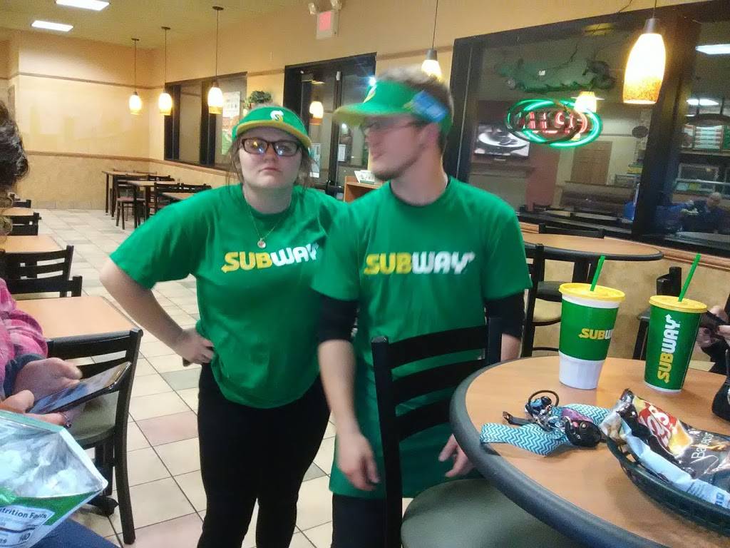 Subway | restaurant | 1411 E Mound Rd, Decatur, IL 62526, USA | 2178770978 OR +1 217-877-0978
