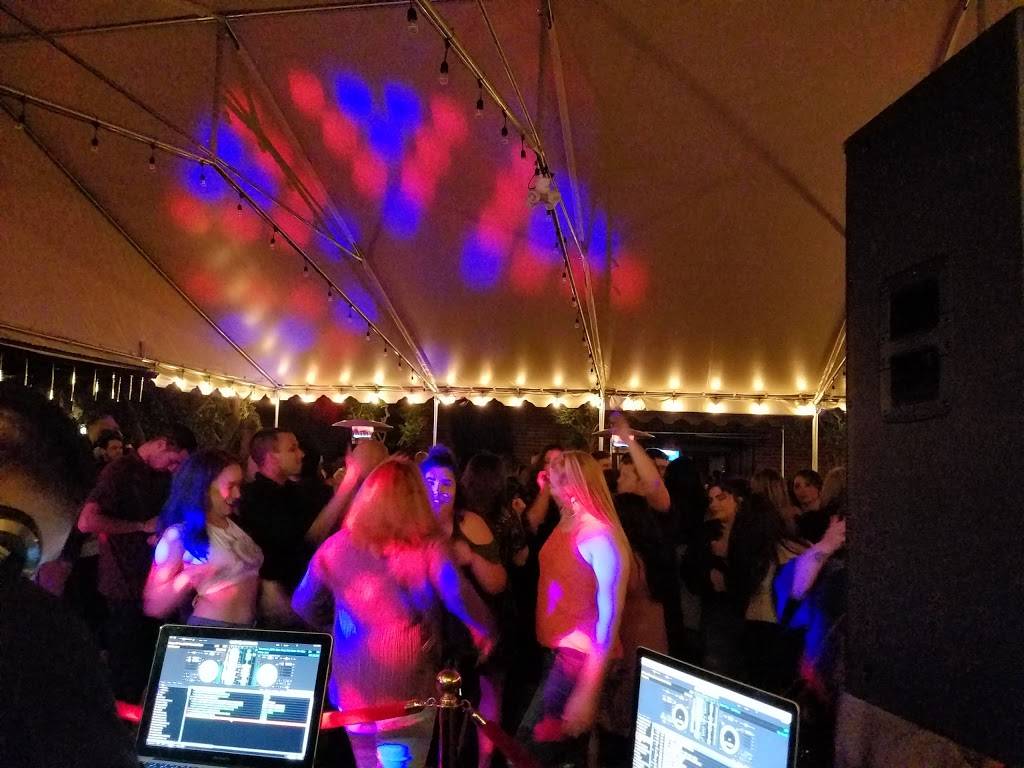 Red Brick Bar & Grill | night club | 153 S Broadway, Turlock, CA 95380, USA | 2096671561 OR +1 209-667-1561