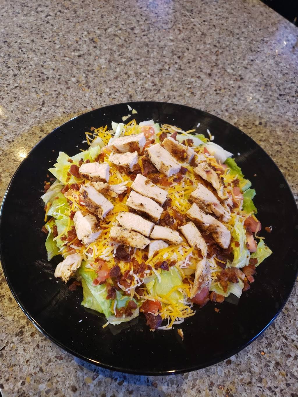 V.I.Ps Corner Bar & Grill | restaurant | 425 15th St, Moline, IL 61265, USA | 3097571331 OR +1 309-757-1331