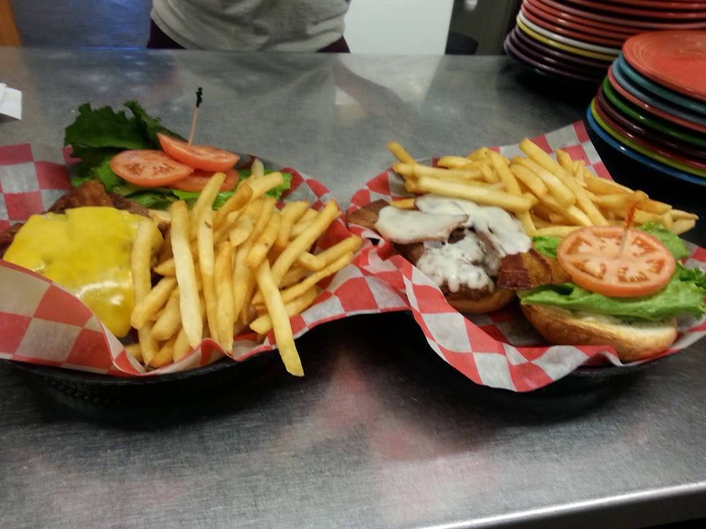 Robins Nest | restaurant | 6053 S Clinton Trail, Eaton Rapids, MI 48827, USA | 5176639801 OR +1 517-663-9801