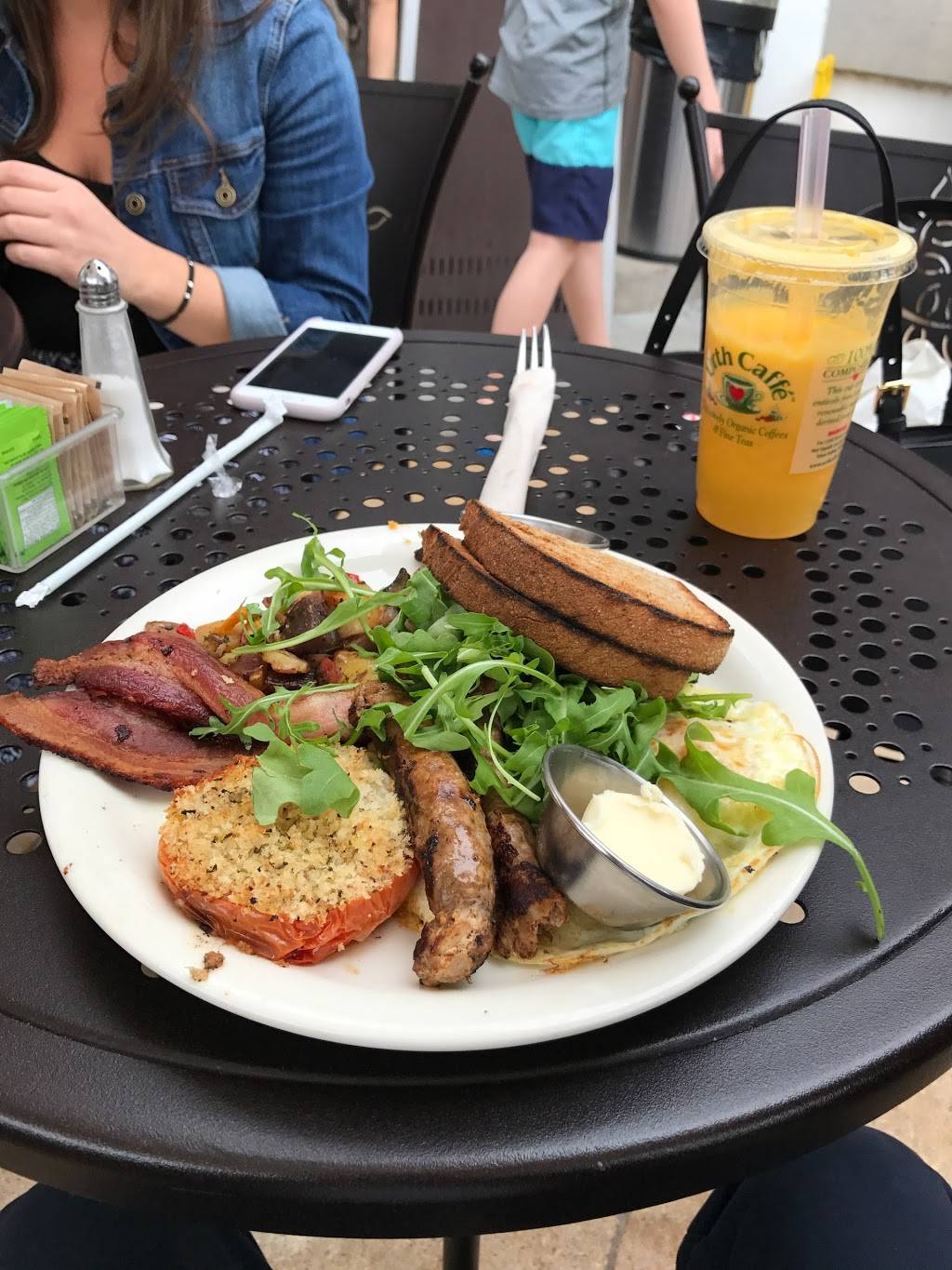 Urth Caffé - Laguna Beach | cafe | 308 N Pacific Coast Hwy, Laguna Beach, CA 92651, USA | 9493768888 OR +1 949-376-8888