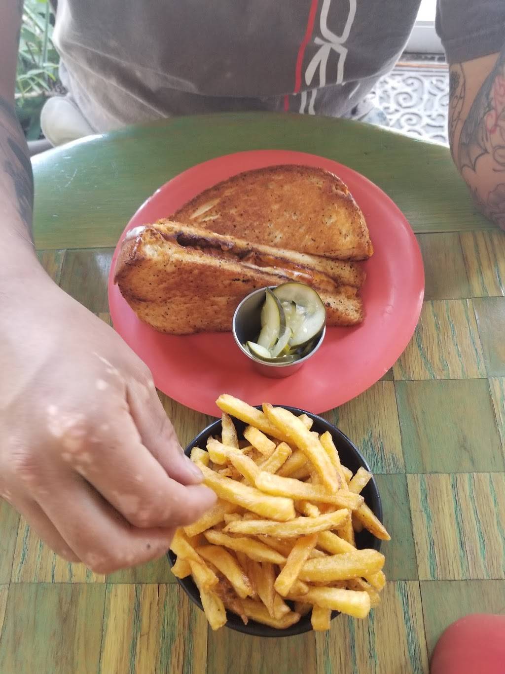 Market Street Cafe & Apothecary | restaurant | 102 E Market St, Lockhart, TX 78644, USA | 5126683065 OR +1 512-668-3065