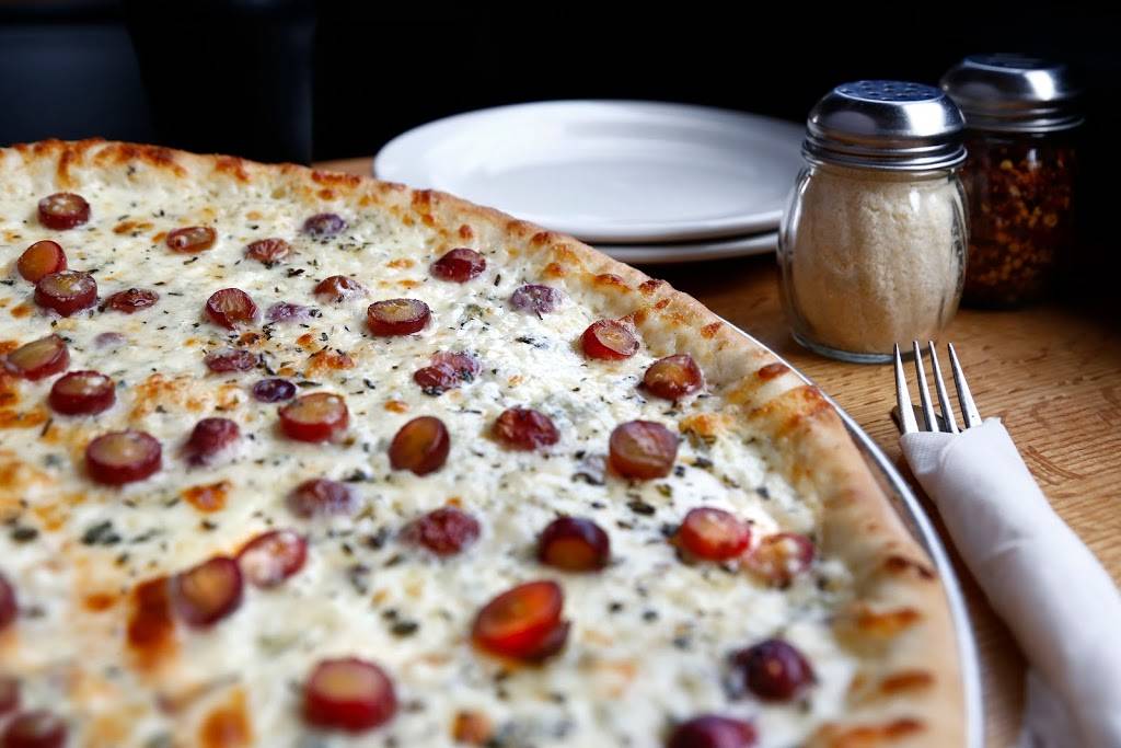 Pies & Pints | restaurant | 13901 Town Center Blvd Suite 100, Noblesville, IN 46060, USA | 3177747437 OR +1 317-774-7437