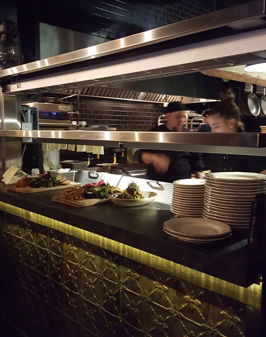 Le Trèfle | restaurant | 4718 Rue Wellington, Verdun, QC H4G 1X3, Canada | 5147623324 OR +1 514-762-3324