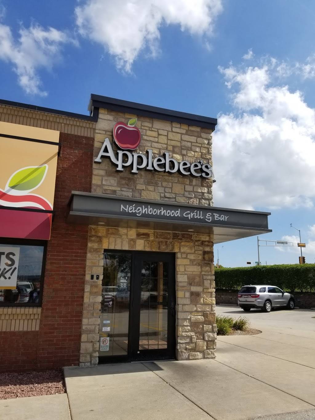 Applebees Grill + Bar | restaurant | 2510 W Washington St, West Bend, WI 53095, USA | 2623061068 OR +1 262-306-1068