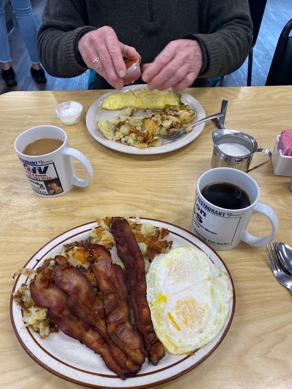 River Valley Restaurant | restaurant | 203 Redwood Hwy, Cave Junction, OR 97523, USA | 5415924128 OR +1 541-592-4128