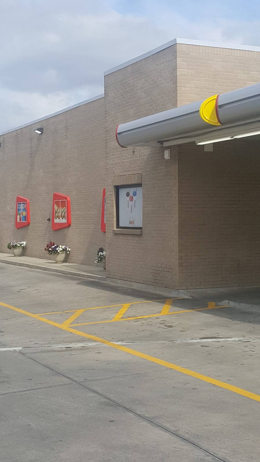 Sonic Drive-In | restaurant | 326 E Hill St, Thomson, GA 30824, USA | 7065952286 OR +1 706-595-2286