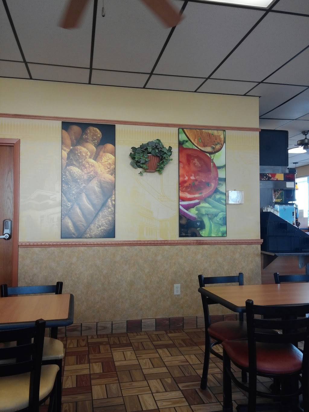 Subway | restaurant | 1401 US-24, Gilman, IL 60938, USA | 8152654004 OR +1 815-265-4004