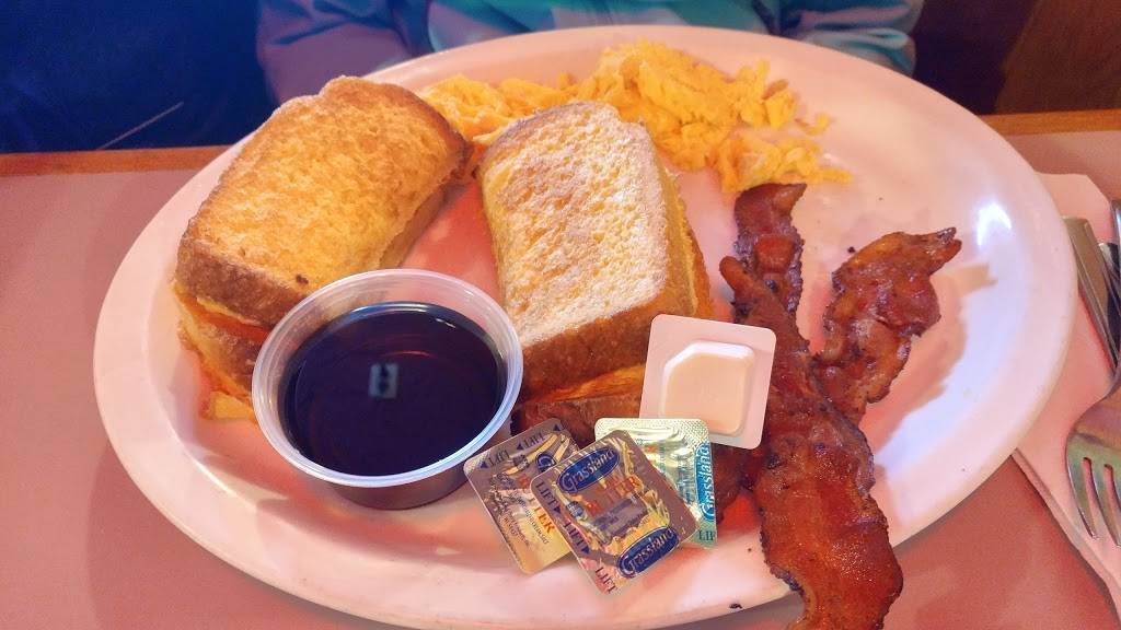 Michaels Family Restaurant | restaurant | 8417 W Cleveland Ave, West Allis, WI 53227, USA | 4145452302 OR +1 414-545-2302