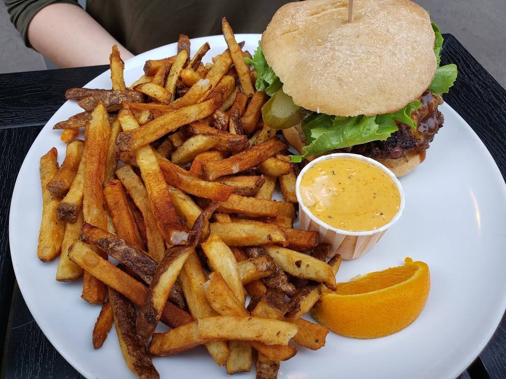 Chez Victor | restaurant | 5050 Boulevard Wilfrid-Hamel Local 400, Québec, QC G2E 5X5, Canada | 4186518187 OR +1 418-651-8187