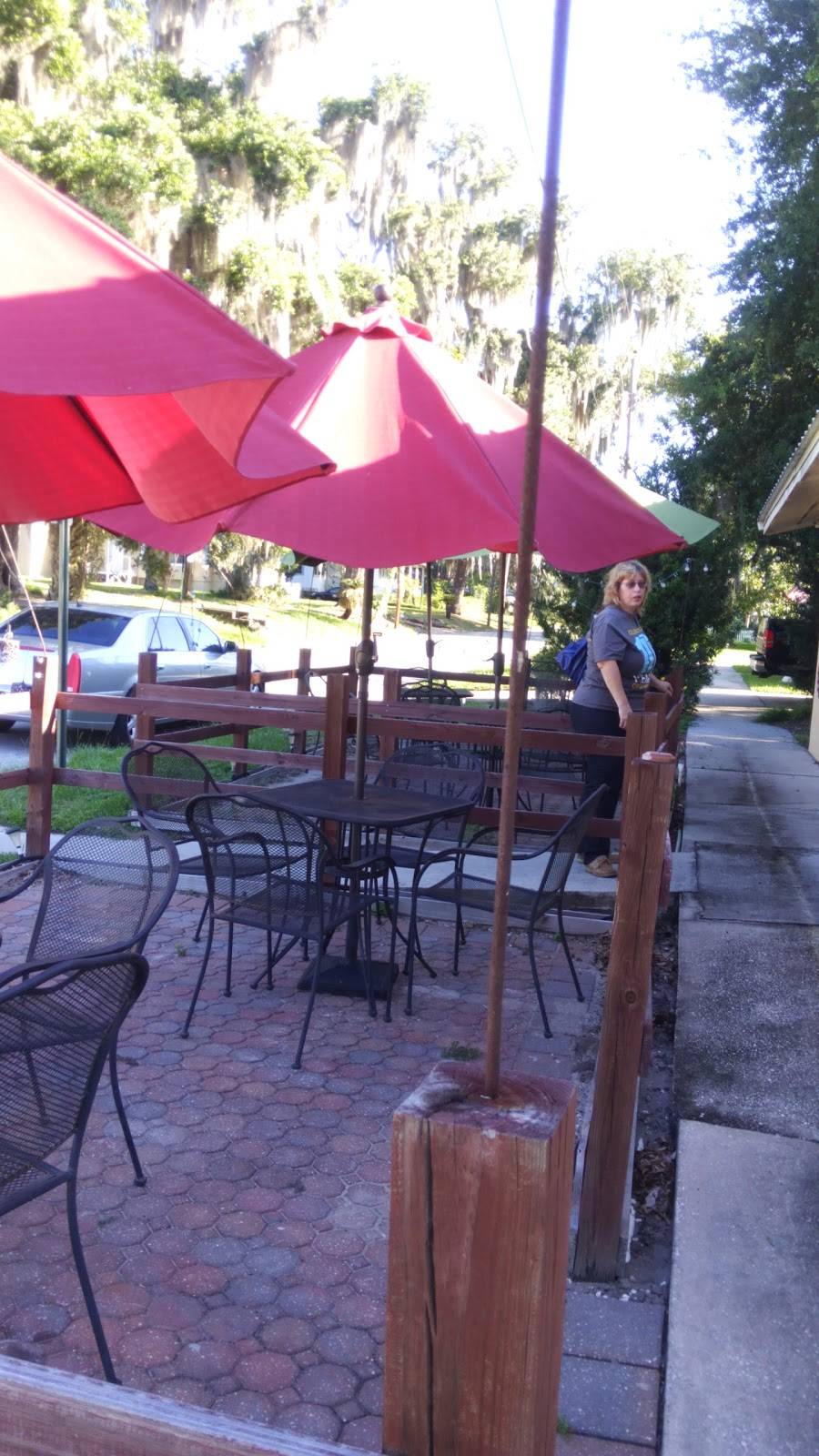 Belles Bistro | restaurant | 2 N Park St, Crescent City, FL 32112, USA | 3866981326 OR +1 386-698-1326