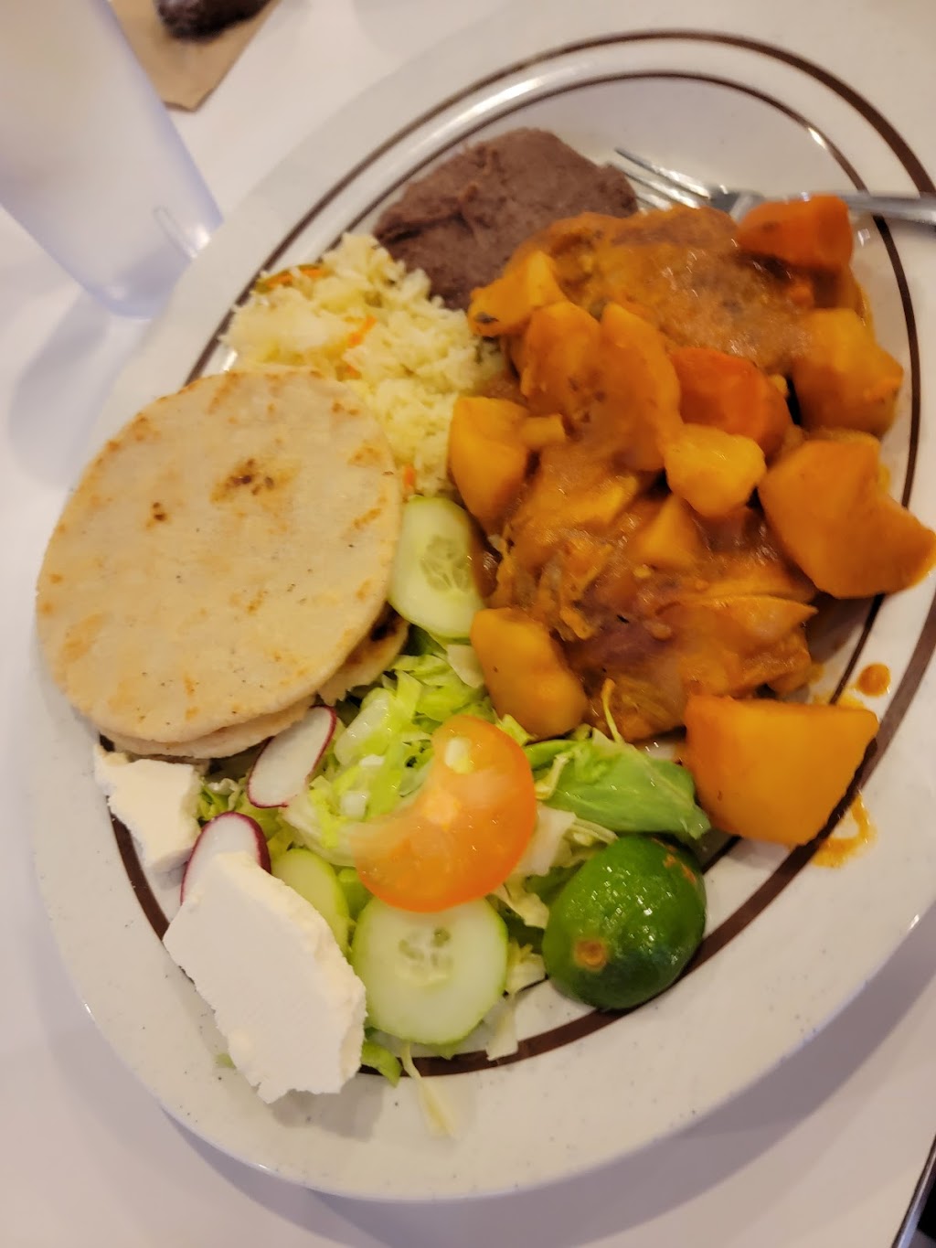 La Cuscatleca South | restaurant | 2580 Fleur Dr Suite 101, Des Moines, IA 50321, USA | 5152644072 OR +1 515-264-4072