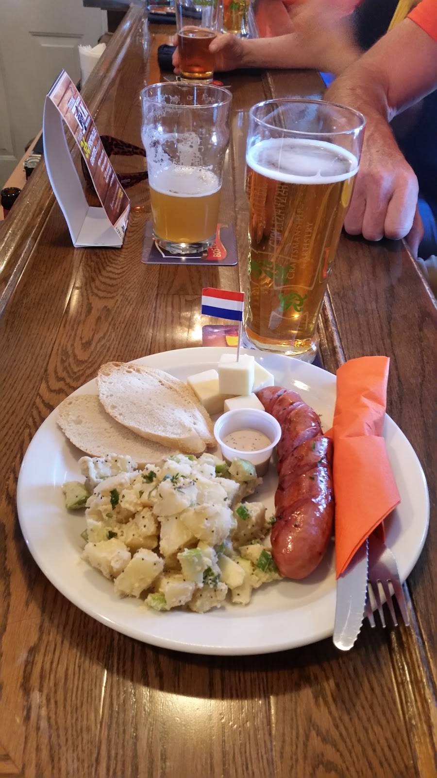 Bistro LAutre Oeil | restaurant | 152 Rue Principale, Gatineau, QC J9H 3M8, Canada | 8196821221 OR +1 819-682-1221