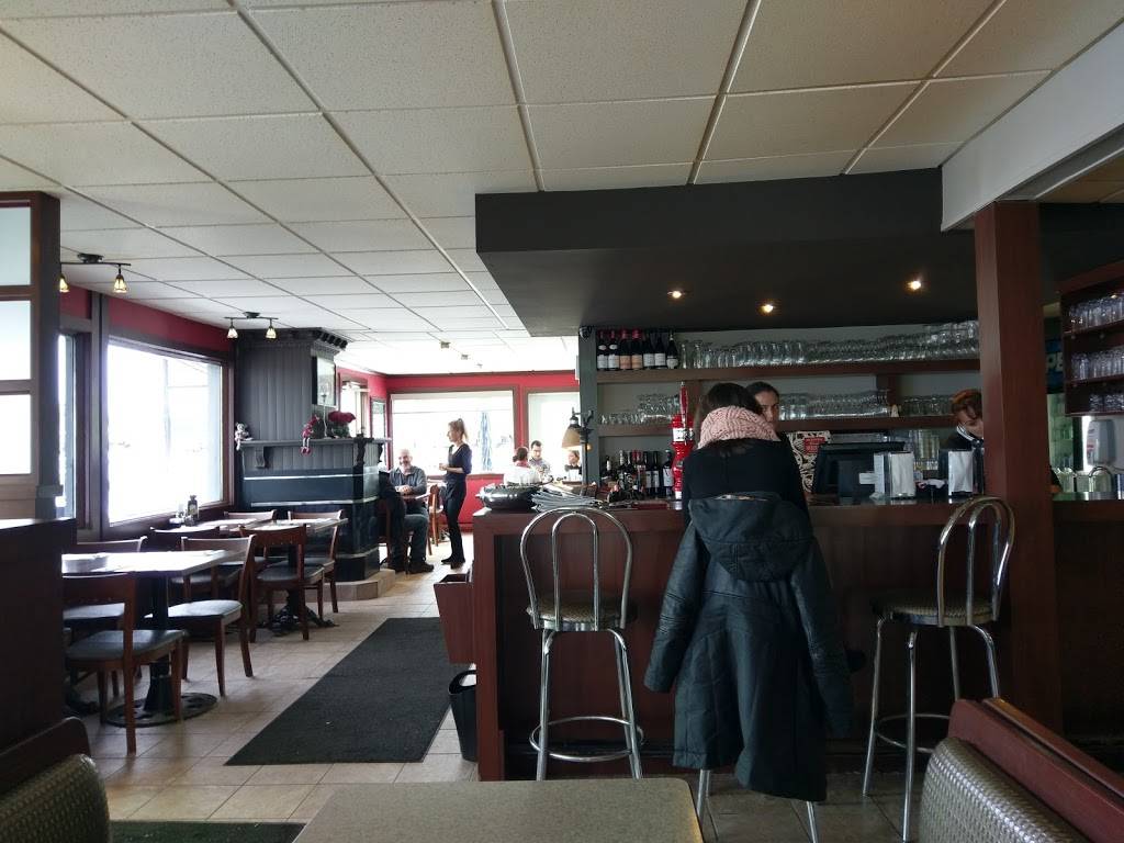 Resto Bar Hélène | restaurant | 9030, rue de la Montagne, Valcourt, QC J0E 2L0, Canada | 4505323575 OR +1 450-532-3575