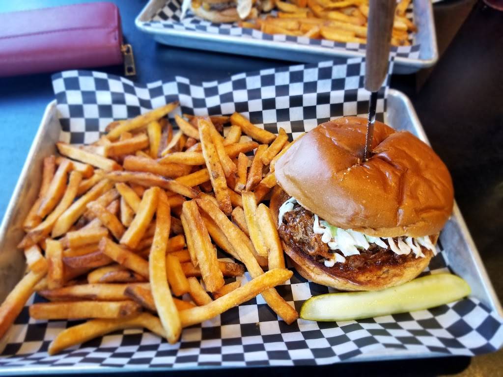 Joe Schmoes Eats N Drinks | restaurant | 5881 Malden Rd, Windsor, ON N9H 1S5, Canada | 5192505522 OR +1 519-250-5522